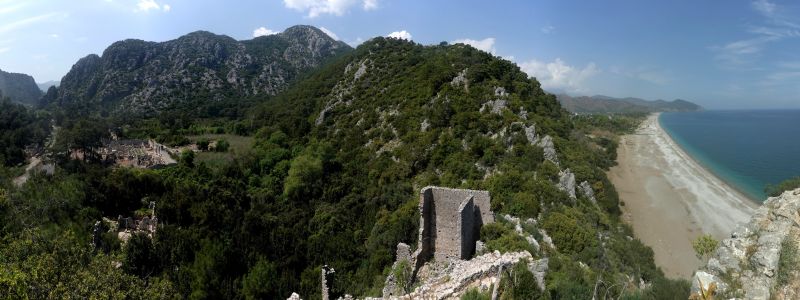 Pohled z hradní citadely na krásnou pláž a antické město Olympos